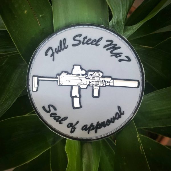 Imagen de parche de Full Steel MP7 sobre fondo de hojas