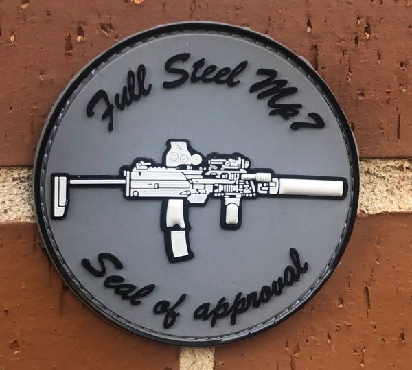 Imagen de parche de Full Steel MP7 sobre fondo de ladrillos